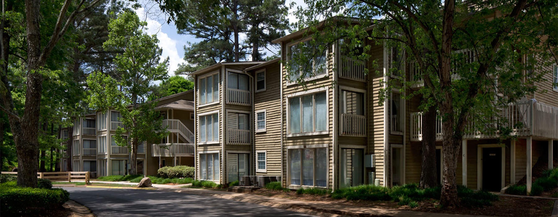 Exterior view of Ellwood Pines Apartments